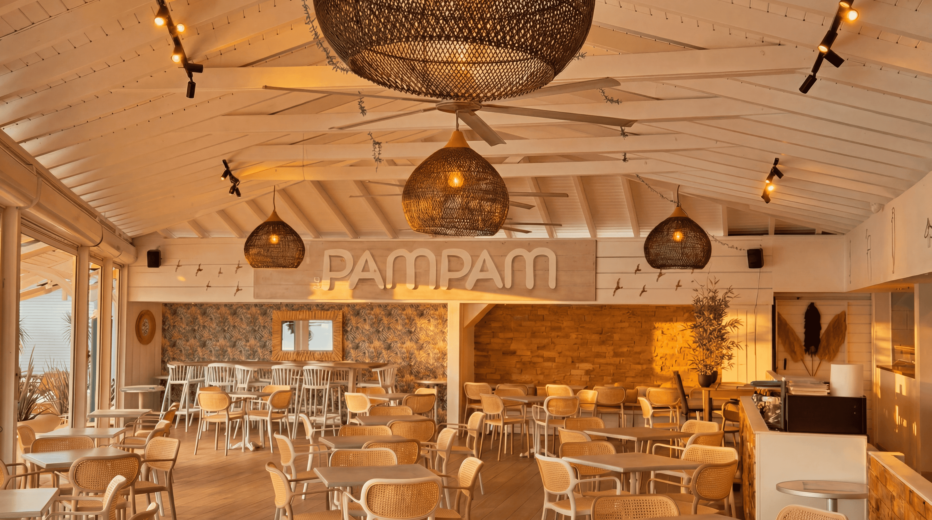 Décoration bohème tropicale du PamPam, crêperie en bord de la marina du Gosier en Guadeloupe